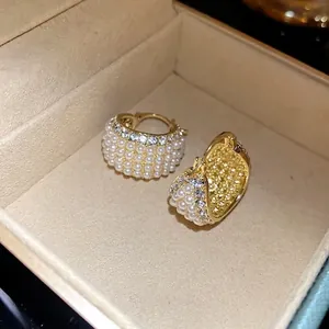 Exquisite vintage goldfarbene Creolen mit weißen Perlen und Strasssteinen in Box