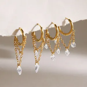 Detailansicht der goldenen Edelstahl-Creolen mit hängenden Zirkon-Quasten