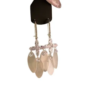 Eleganti orecchini pendenti con zirconi e frange di conchiglia stile vacanza chic