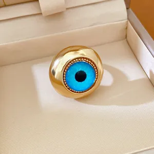 Dettaglio di un anello occhio del diavolo retrò con pupilla blu in oro