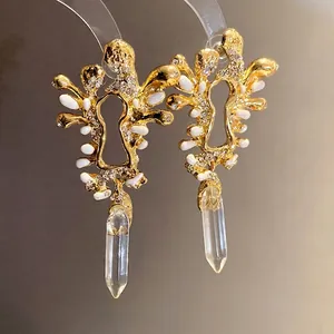 Orecchini pendenti vintage in oro con strass, smalto bianco e cristallo trasparente