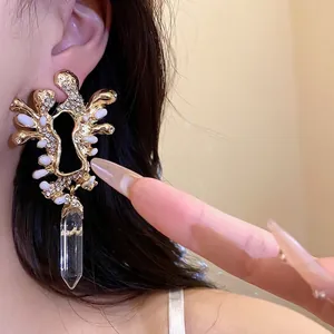 Eleganti orecchini pendenti vintage in cristallo dorato con strass brillanti per donna