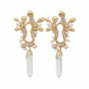 Orecchini vintage dorati con smalto bianco e pendente in cristallo trasparente, eleganti