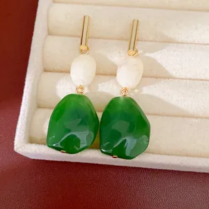 Pendientes colgantes geométricos de resina verde con cuentas de mármol y acabado oro