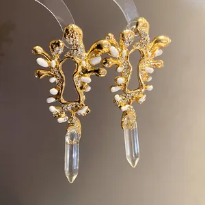Eleganti orecchini vintage dorati con smalto bianco e pendenti in cristallo trasparente