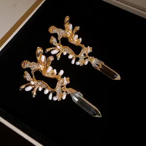 Orecchini vintage dorati con accenti in smalto bianco e pendente in cristallo trasparente