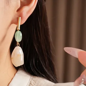 Pendientes largos elegantes con piedras de resina verde claro y crema en diseño geométrico retro