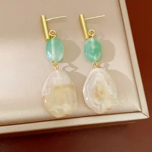 Elegantes pendientes retro de resina con cuentas geométricas en colores verde y crema