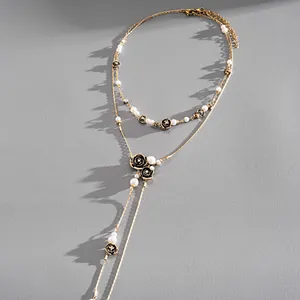 Élégant collier double couche vintage doré orné de perles et de fleurs de camélia noires