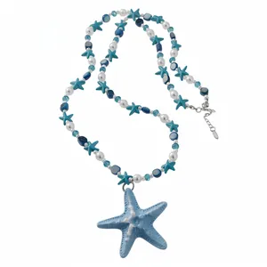 Collana con stella marina blu, perle bianche e ciondoli turchesi per le vacanze estive al mare