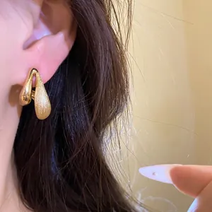 Eleganti orecchini a bottone a goccia d'acqua spazzolati in argento placcato oro 18k