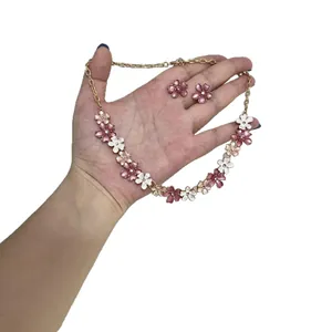 Elegantes Schmuckset mit rosa und weißen Emaille-Blumen-Halskette und Ohrsteckern