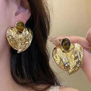 Klassische goldfarbene Herzohrringe mit Faltenoptik und Tigerauge-Inlay für elegante Damen