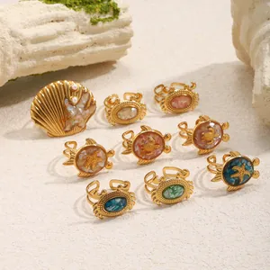Vue détaillée de bagues marines dorées avec étoiles de mer, crabes et tortues