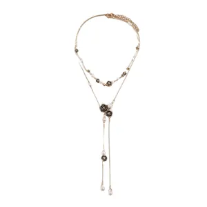 Collier vintage avec fleurs et perles dorées, style Maillard, design multicouche.