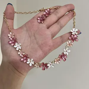Detaillierte Ansicht des rosa und weißen Emaille-Blumenketten- und Ohrringsets