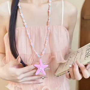 Collana con perline a stella di marina rosa stile dopamina estiva su modella dettagli