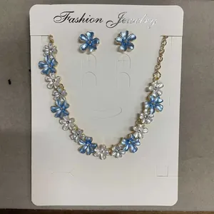 Detailansicht des modischen Halsketten und Ohrring Sets mit blau weißen Blumen