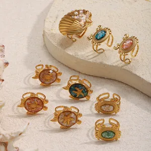 Vue détaillée de bagues en acier inoxydable doré 18K avec motifs coquillage, tortue et crabe
