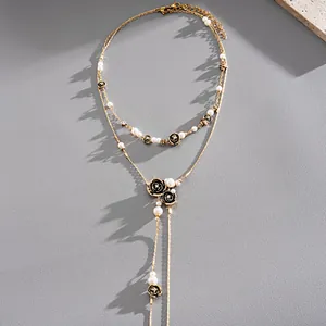 Vue détaillée d'un collier vintage à plusieurs rangs avec perles et breloques roses noires