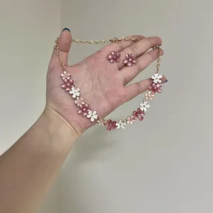 Detaillierte Nahaufnahme von rosa Blumen-Halsketten- und Ohrring-Set mit Zirkonia-Akzenten