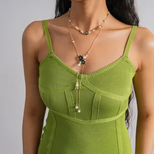 Collier doré à plusieurs rangs avec perles blanches et pendentifs de camélia noir