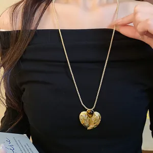 Detail der Vintage Gold Herzanhänger Halskette mit Tigerauge Stein im Faltenlook