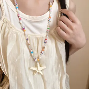 Collana colorata con stelle marine, accessorio ideale per le vacanze estive al mare