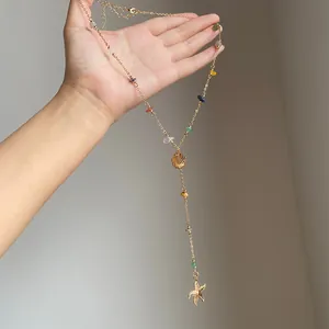 Collana di perle dorate con accenti di pietre naturali colorate e ciondolo a stella marina.