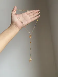 Vista dettagliata della collana boho dorata con perle colorate e ciondoli a stella marina
