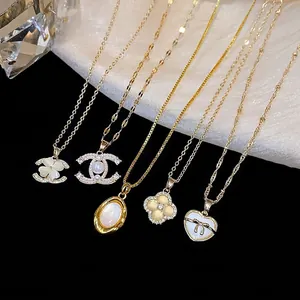 Elegantes Set aus 18 Karat vergoldeten Halsketten mit Zirkon-Blumen- und Herzanhängern