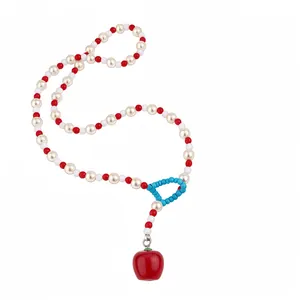 Affascinante collana di perle con pendente a forma di mela rossa e perle colorate