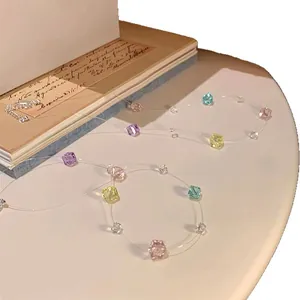 Elegante collana stile dolce con perle di cristallo quadrate colorate su filo trasparente