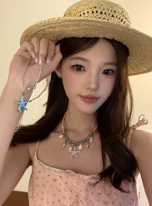 Vue détaillée d'un collier étoile de mer et conque sur un mannequin en style vacances