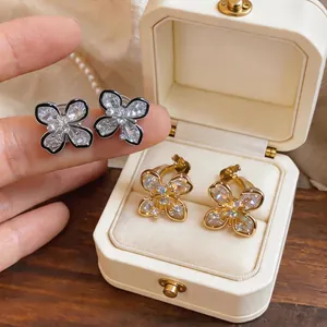 Elegante, 18 Karat vergoldete Blumenohrstecker mit funkelnden Zirkoniasteinen in Schmuckschatulle