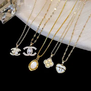Detailansicht von 18 Karat vergoldeten Halsketten mit Katzenaugenstein und Klee.