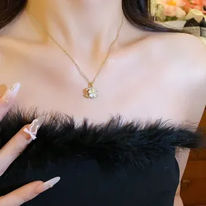 Nahaufnahme einer 18k vergoldeten Halskette mit einem eleganten Zirkon-Kleeblatt-Anhänger