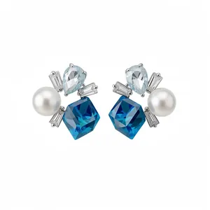 Elegante Ohrstecker aus Silber mit blauem Kristall und weißen Perlen für einen edlen Look