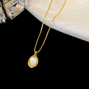 Nahaufnahme der eleganten 18 Karat vergoldeten Kette mit ovalem Katzenaugenstein