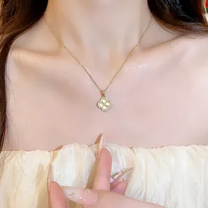 Exquisite Nahaufnahme der mit 18 Karat vergoldeten Halskette mit Blumenanhänger