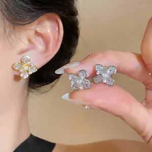 Nahaufnahme eleganter Blumen-Zirkonia-Ohrstecker mit 18 Karat Vergoldung auf Silber