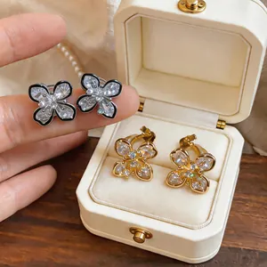 Detailansicht eleganter blumenförmiger Ohrstecker mit 18 Karat Goldauflage und Zirkonia.