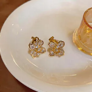 Nahaufnahme eleganter blumenförmiger Ohrringe mit Zirkonia, 18 Karat echtheitsvergoldet