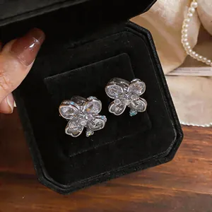 Detailansicht der französischen Blumenstecker mit funkelnden Zirkonia in einer Geschenkbox