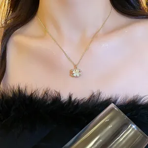 Nahaufnahme einer 18 Karat vergoldeten Halskette mit Katzenaugen-Blumenanhänger und Zirkonia