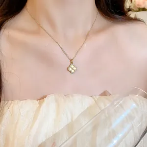 Nahaufnahme der eleganten Blumenkette mit Katzenaugenstein und Zirkon auf Goldkette