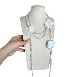 Collana lunga multifilo di perle stile francese con eleganti fiori di camelia bianchi