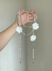 Elegante collana lunga di perle a più strati con camelie bianche in stile francese