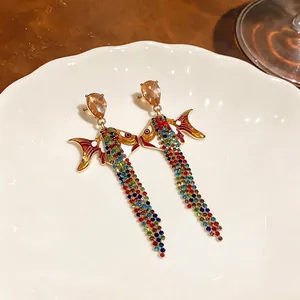 Élégantes boucles d'oreilles poisson à pompons avec strass colorés et aiguilles en argent