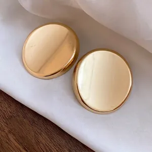 Eleganti orecchini a lobo rotondi in oro lucido con finitura in metallo minimalista